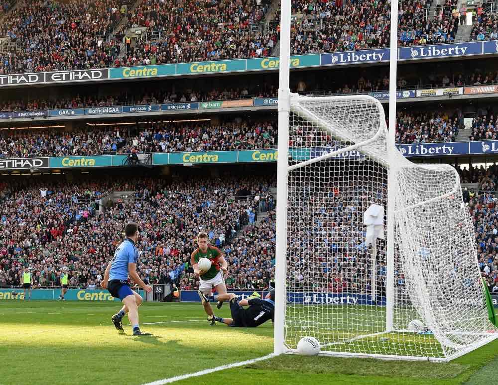 Un attaquant expédie le ballon au fond des filets devant le gardien, à Croke Park